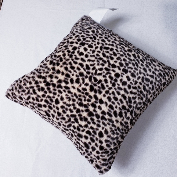 GIFTED CHEATA OR LEOPARD PILLOW - Picture 2 of 6